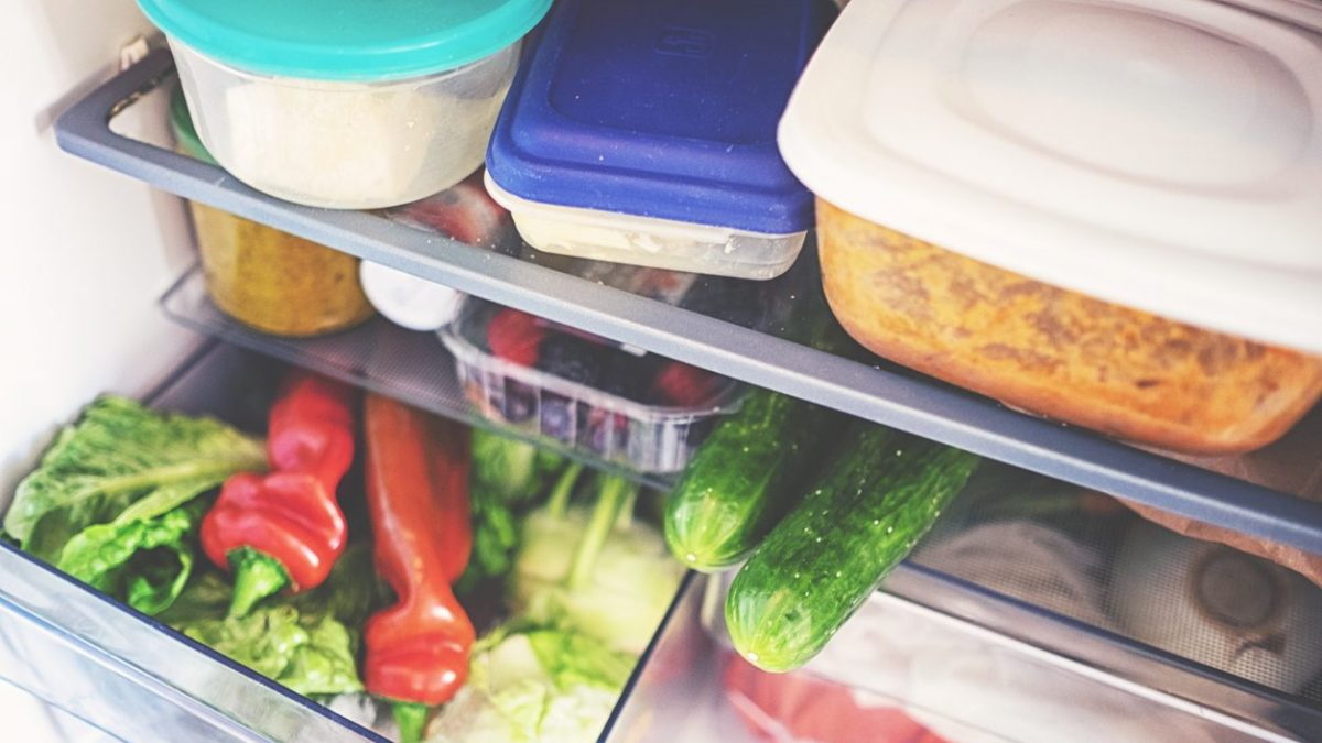 Tra le buone pratiche su come conservare gli alimenti in casa, una di quelle che spesso non viene rispettata riguarda la corretta posizione degli alimenti nei diversi scomparti del frigorifero. sicurezza nel frigorifero