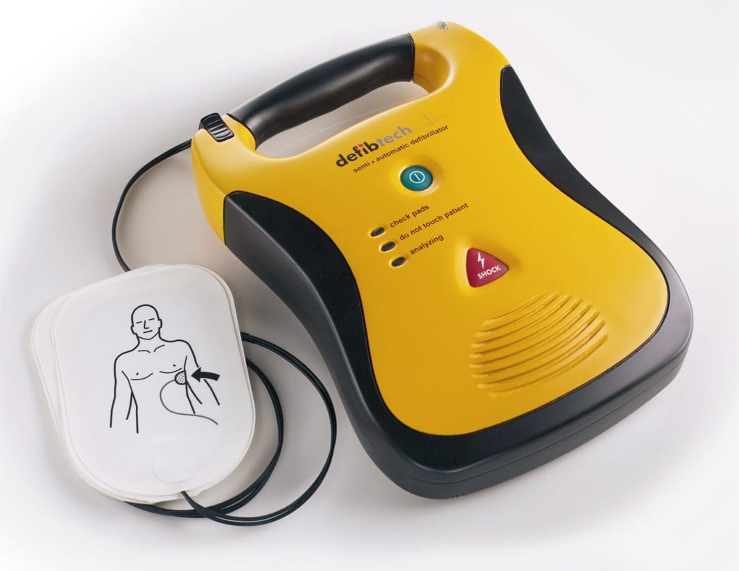 Il DAE (Defibrillatore Automatico Esterno) è un dispositivo medico salvavita in grado di riconoscere le aritmie maligne e interromperle tramite uno shock elettrico. Analizza il ritmo cardiaco e guida il soccorritore tramite comandi vocali, rendendone sicuro l'uso anche da parte di personale non sanitario. Il suo utilizzo immediato entro 5 minuti aumenta drasticamente la sopravvivenza da arresto cardiaco